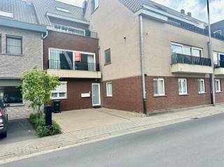 <p>Instapklaar appartement TE HUUR in Residentie 't Eiland aan de stadsrand van Oudenaarde.</p><p>Je komt het appartement binnen langs de inkomhal. <br />Aansluitend heb je een living met open keuken en berging.<br />Het ruime appartement, met 103 m² bewoonbare opp. geniet een terras aan de achterzijde van het gebouw.<br />Het appartement voorziet 2 slaapkamers en een badkamer met inloopdouche.<br />Bij het appartement hoort een privatieve garage en een gemeenschappelijke fietsenstalling.</p><p>Gemeenschappelijke lasten : €70/mnd<br />Beschikbaar : 01/09/2026</p><p>Benieuwd naar dit gezellig en praktisch appartement?<br />Vraag uw bezoek aan via onze website www.immodhondt.be </p><p><span><span> </span></span></p>