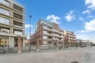Deze penthouse is werkelijk een unieke kans. TOPGELEGEN mooi recent lichtrijk appartement met 2 terrassen en zicht op het Handelsdok. 

INDELING: inkom, apart toilet, berging, gezellige grote lichtrijke leefruimte met zicht op het Handelsdok, open geïnstalleerde keuken, 2 grote terrassen, 2 grote slaapkamers, badkamer (ligbad) en een douchekamer met lavabo.
Ondergrondse kelder. 

TROEVEN: recente bouw, kwalitatieve afwerking, en dit op een TOPLOCATIE, cv aardgas, dubbele beglazing, GOED EPC. 
Mogelijkheid bijkopen ondergrondse garage (€40.000)
Bezoek na afspraak met Immo Beguin: tessa@immobeguin.be

Dit zoekertje omvat enkele AI-gegenereerde visualisaties.