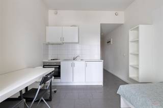 <p>Discover this bright and practically laid out studio on Ellermanstraat 61 bus 212 in Antwerp. The studio is in a pleasant location close to the Eilandje, the MAS and numerous cozy restaurants and cafes. Thanks to the spacious 15 m² terrace, you will enjoy a nice outdoor space here, ideal for relaxing or eating outside.</p><p>The studio features an open living space with plenty of natural light and a compact, functional kitchen. It is equipped with a refrigerator, two gas stoves, an oven and a sink. The bathroom has a shower, toilet and sink. In addition, the studio has a basement storage room and its own bike rack in the common parts, providing additional convenience and practical storage space.</p><p>Layout:<br />- Living/sleeping area<br />- Open kitchen<br />- Bathroom with shower, toilet and sink<br />- Terrace (15 sqm)</p><p>Amenities:<br />- Living area: 30 m²<br />- Spacious terrace (15 m²)<br />- Bright studio<br />- Cellar storage<br />- Private bicycle rack in the common parts</p><p>Information:<br />- Price: €144,000<br />- Energy efficient: EPC label B<br />- Urban planning information: Vg | Wg | Gmo | Gvkr | Gvv</p><p>Contact:</p>