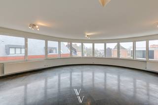 Dit ruime duplexappartement is uitstekend gelegen in het centrum van Zandhoven, op wandelafstand van winkels, scholen, horeca en openbaar vervoer. Een ideale combinatie van ruimte, comfort en een centrale ligging.<br /><br />Het appartement bevindt zich op de tweede en derde verdieping van een kleinschalig gebouw en beschikt over maar liefst vijf volwaardige slaapkamers en twee volledig uitgeruste badkamers, wat het uitermate geschikt maakt voor grotere gezinnen of wie extra ruimte wenst.<br /><br />Op de tweede verdieping komt u binnen via de inkomhal, die toegang geeft tot alle ruimtes. Op deze verdieping bevinden zich twee slaapkamers. Verder vindt u hier een apart gastentoilet, een praktische wasplaats en een badkamer uitgerust met een bad/douche, dubbele lavabo en toilet. Via de nachthal bereikt u ook het zonnige terras.<br /><br />De lichtrijke leefruimte met grote raampartijen zorgt voor een aangename natuurlijke lichtinval en een open gevoel. De tijdloze keuken bevindt zich in een aparte ruimte, wat zorgt voor rust en comfort tijdens het koken.<br /><br />Via de trap in de leefruimte bereikt u de bovenverdieping. Hier bevinden zich nog drie bijkomende slaapkamers. Bovenaan de trap is een ruime, lichtrijke polyvalente ruimte, ideaal als bureau, speel- of hobbyruimte. Op deze verdieping is er bovendien een tweede badkamer, identiek uitgerust met bad/douche, dubbele lavabo en toilet, evenals twee ruime bergingen.<br />Via een uitklapbare trap is de zolder bereikbaar, die zich uitstrekt over de volledige woning en extra opbergruimte biedt.<br /><br />Tot slot beschikt het gebouw over een gemeenschappelijke kelderverdieping met bijkomende bergruimte en parkeermogelijkheden.<br />Een autostaanplaats kan optioneel worden aangekocht aan € 15.000.<br /><br />Troeven op een rij:<br />EPC: 142 kWh/m² – Label B (energiezuinig)<br />Centrale ligging met alles vlot bereikbaar<br />Open zicht<br />Zeer ruime indeling met veel mogelijkheden<br />Elektriciteit conform<br /><br />*inpressie ter illustratie van de mogelijkheden<br />Stedenbouwkundige inlichtingen in aanvraag.<br />Kwartaalprovisie gemeenschap: €423/kwartaal = €141/mnd<br /><br />Bent u op zoek naar een ruim duplex appartement?<br />Plan uw bezoek via nel@vanbredavastgoed.be of bel 03/866 26 73.
