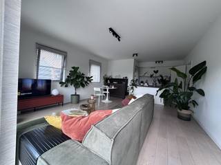 Prachtig gelijkvloers appartement te huur in Aarschot. Gelegen op een boogscheut van het centrum en station van Aarschot.<br /><br />Dit ruime BEN appartement bestaat uit een open keuken met leefruimte die toegang geeft tot het terras en de tuin, een berging, 2 slaapkamers met beide een badkamer en een apart toilet. Op de kelderverdieping bevindt zich nog een extra berging en parkeerplaats.<br /><br />Winkels zijn in de directe nabijheid.<br /><br />Ontdek snel zelf dit energiezuinige pareltje!<br /><br />De gemeenschappelijke kosten bedragen 100,00 Euro per maand. <br /><br />Meer info of een bezoek ter plaatse? Contacteer ons en plan je afspraak.