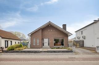 Goed onderhouden laagbouwwoning, gelegen op wandelafstand van het centrum, op 6 are grond. In de tuin staat er een ruime garage, met tuinberging...