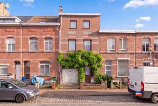 <p><span>2020 ANTWERPEN | RENOVATIEPROJECT | TE RENOVEREN WOONHUIS MET MAGAZIJN EN DRIE SLAAPKAMERS OP EEN TOTALE GRONDOPPERVLAKTE VAN 140m² | BEWOONBARE OPPERVLAKTE 209m² | EPC E|</span></p><p><span>Indeling als volgt: gelijkvloers: inkomhal/traphal - berging - wasberging met aparte toilet - garage + magazijn. </span></p><p><span>Eerste verdieping: nachthal - leefruimte met open keuken - badkamer met ligbad en toilet.</span></p><p><span>Tweede verdieping: slaapkamer 1 - slaapkamer 2 - Slaapkamer 3</span></p><p><span>Grote, droge kelder. </span></p><p><span> </span></p><p><span>Extra informatie:</span></p><ul><li><span>Renovatieproject met potentieel (magazijn 110m²)</span></li><li><span>Deze woning is gunstig gelegen op de grens met Wilrijk, op wandelafstand van openbaar vervoer, scholen en winkels. </span></li></ul><p><span> </span></p><p><span>Opgelet! Voor deze woning geldt een renovatie-verplichting. </span></p><p><span> </span></p><p><span> </span></p>