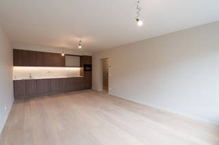 Dit ruim, lichtrijk gelijkvloerse appartement geniet van een zeer centrale ligging. Dit pand onderging een totaalrenovatie, afgewerkt met kwalitatieve materialen zoals parketvloer, mortex en hoogrendements- beglazing. <br /><br />Het appartement geniet van volgende indeling: inkomhal met gastentoilet, ruime woonkamer met eetplaats en open volledig ingerichte keuken, 2 slaapkamers, badkamer met inloopdouche en wastafel met meubel en een ruime berging. Alsook is er een kelderberging inbegrepen.<br /><br />Binnen de residentie is er de mogelijkheid om een garagebox aan te kopen.<br /><br />Voor meer informatie kunt u contact opnemen met Michiel op 0473 255 533.