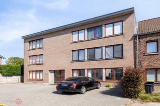 <p>Gelijkvloerse appartement met 2 slaapkamers, garage en kelder te koop aan de Oud-Strijdersstraat 61 in Herent.<br />Met een bewoonbare oppervlakte van 90 vierkante meter en een grondoppervlakte van 743 vierkante meter, is er voldoende ruimte om te genieten van zowel comfort als functionaliteit. Het appartement beschikt over een ruime lichtrijke woonkamer, twee slaapkamers, badkamer, berging, toilet en een uitgeruste keuken, waardoor het perfect is voor zowel alleenstaanden als koppels die op zoek zijn naar een instapklare woning.</p>

<p>Daarnaast zijn er praktische voorzieningen zoals een garage en een kelder, wat bijdraagt aan het gebruiksgemak en de opslagmogelijkheden. De indeling van de ruimtes is doordacht, met aandacht voor zowel lichtinval als privacy. Dit appartement, dat zich in een levendige omgeving bevindt, nodigt u uit om er uw persoonlijke stempel op te drukken en het om te vormen tot uw nieuwe thuis.<br />Interesse, contacteer ons. Email naar Info@immo-m.be of bel naar 0468 22 53 22.</p>