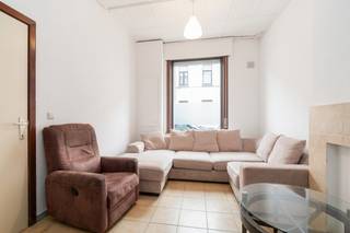 <p>Deze woning in Gent biedt een interessante opportuniteit voor eigen bewoning, studerende kinderen of als investering. Dankzij de centrale ligging nabij handelszaken, openbaar vervoer en belangrijke invalswegen geniet u van een vlotte bereikbaarheid in een residentiële omgeving. De woning beschikt over een functionele indeling met leefruimte, keuken, badkamer en 2 slaapkamers. Bovendien kan de woning opgefrist worden naar eigen smaak, waardoor u de kans krijgt om ze volledig naar uw wensen in te richten. Een interessante eigendom voor wie op zoek is naar een huis met potentieel in Gent.</p>
<p>Belangrijkste ruimtes:<br />• Inkomhal met toegang tot de verschillende leefruimtes<br />• Woonkamer met aangename lichtinval<br />• Keuken<br />• Badkamer<br />• 2 slaapkamers met diverse indelingsmogelijkheden<br />• Berging voor extra opslagruimte</p>
<p>Troeven:<br />• Interessant voor eigen bewoning, studerende kinderen of investering<br />• Centrale ligging nabij ziekenhuis, handelszaken en invalswegen<br />• Op te frissen woning met mogelijkheden naar eigen smaak</p>
<p>Neem vandaag nog contact op met je ERA-makelaar voor een bezoek. JOUW DROOMHUIS. ZO GEVONDEN!</p>