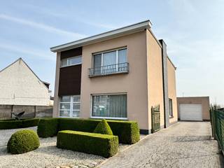 Deze verzorgde open bebouwing is gelegen in Zulte, makkelijk te bereiken vanuit Deinze en op een boogscheut van Waregem, met een vlotte verbinding naar het op- en afrittencomplex van de E17 in Kruisem.<br /><br />De woning betreedt u via de inkomhal, die toegang biedt tot zowel de keuken als de trap naar het verdiep. Vanuit de keuken hebt u toegang tot de kelder die voor extra opbergruimte zorgt, en tot de veranda, waar u zalig kan genieten van het zicht op de tuin. Eveneens kan u vanuit de keuken doorlopen naar de ruime en lichtrijke leefruimte, waar de verschillende raampartijen zorgen voor een open en aangenaam gevoel.<br /><br />Op het verdiep komt u in de ruime nachthal met ingebouwde kasten die uitgeeft op de verschillende ruimtes. Er bevinden zich twee slaapkamers (waarvan een ruime en een kleinere kamer) aan de achterzijde van de woning en een derde ruime slaapkamer aan de voorzijde, samen met de badkamer die is uitgerust met een lavabo, douche en toilet.<br /><br />Buiten geniet u van een verzorgde en onderhoudsvriendelijke tuin. Daarnaast is er een bijgebouw met een toilet en twee garages, waarvan één voorzien is van een geautomatiseerde poort.<br /><br />Bent u op zoek naar een woning met mooie ruimtes, veel lichtinval en de mogelijkheid om deze volledig naar eigen smaak te renoveren en in te richten, met tuin en garage op een gunstige locatie, dan is dit zeker een bezoek waard. Neem vandaag nog contact op voor een afspraak.