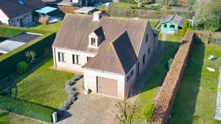 Deze volumineuze, vrijstaande woning situeert zich in een rustige wijk aan de stadsrand van het bruisende Eeklo. Dit is een buitenkans: een woning...