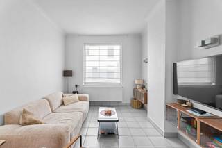 <p>Deze instapklare starterswoning is gelegen in een rustige, doodlopende straat op wandelafstand van het centrum van Kortrijk.</p><p>Bij het binnenkomen word je meteen verwelkomd in een aangename leefruimte die volledig werd opgefrist en voldoende plaats biedt voor zowel een gezellige zithoek als een eetplaats. Aansluitend vinden we de keuken die uitgeeft op de buitenruimte.</p><p></p><p>Op de eerste verdieping bevinden zich twee slaapkamers die je nog naar eigen smaak verder kan afwerken. De zolderverdieping biedt bovendien tal van mogelijkheden en kan perfect ingericht worden als derde slaapkamer, bureau of hobbyruimte.</p><p></p><p>Buiten vind je een charmant stadstuintje waar je in alle rust kan ontspannen. Hier woon je in een stille straat, terwijl het stadscentrum zich op wandelafstand bevindt – een ideale combinatie.</p><p>Extra troeven zijn het nieuw geïsoleerde dak, de volledig vernieuwde ramen en voordeur en de nieuwe badkamer.</p><p>Kortom, de ideale woning voor starters of jonge gezinnen die op zoek zijn naar een gezellige thuis op een centrale ligging in Kortrijk.</p><p></p><p>Vraag vandaag nog uw bezoek aan bij vastgoedmakelaar Saar via 0456/96 16 02 of saar@altro-vastgoed.be</p>