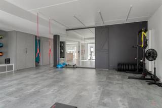 <p><span>Op zoek naar een professionele, instapklare ruimte voor jouw praktijk, kantoor of onderneming? Dit recente moderne handelspand gelegen nabij het centrum van</span><span> </span><span>Anzegem, biedt een uitstekende combinatie van comfort, functionaliteit en een verzorgde uitstraling.</span></p><p><span>Het pand geniet bovendien van een uitstekende bereikbaarheid, zowel richting het centrum van Anzegem als richting Waregem en de E17. Een vlot bereikbare locatie voor zowel klanten, patiënten als medewerkers. </span></p><p><span>Het pand werd door de huidige, eerste eigenaars met veel zorg volledig ingericht en afgewerkt. Met een bruto vloeroppervlakte van </span><span>124 m²</span><span> beschik je over een ruime en veelzijdige werkplek, die momenteel ingericht is als </span><span>kinesitherapiepraktijk</span><span>, maar ook eenvoudig kan worden heringericht voor tal van andere vrije beroepen, kantoren of dienstverlenende activiteiten.</span></p><p><span>Dankzij de reeds aanwezige inrichting en technische voorzieningen kan u hier bijzonder vlot van start. </span></p><p><span>TROEVEN</span></p><p><span>- 124 m² bruto vloeroppervlakte met tal van mogelijkheden<br />- vlotte bereikbaarheid <br />- voldoende parkeergelegenheid<br />- onmiddellijk beschikbaar bij akte<br />- energiezuinig (label B) - verwarming op aardgas<br />- voorzien van ventilatie type D, domotica en alarmsysteem<br />- aansluiting voor airconditioning aanwezig</span></p><p><span> </span></p><p><span>HUIDIGE INDELING</span></p><p><span>Ruime wachtzaal - toilet - sportruimte - 2 afzonderlijke behandelruimtes - keuken en bureau met ingebouwde kasten - technische ruimte. </span></p><p><span> </span></p><p><span>Een mooie opportuniteit voor wie op zoek is naar een moderne, volledig afgewerkte en instapklare professionele ruimte op een goed bereikbare locatie in Anzegem. </span></p><p><span> </span></p><p><span>Laat u inspireren door de veelzijdigheid van dit pand en plan vandaag nog jouw vrijblijvend bezoek met Ellen op het nummer 0474 86 04 52 of via ellen@heritagevastgoed.be.</span></p><p><span> </span></p><p><span>Info:</span></p><p><span>- Vanafprijs 399.000 euro</span></p><p><span>- EPC: label B</span></p><p><span>- Stedenbouw: Vg - Wg - Gmo - Gvkr - Gvv</span></p><p><span>- Watertoets: perceelscore A | gebouwscore A</span></p><p><span> </span></p><p><span> </span></p><p><span> </span></p>
