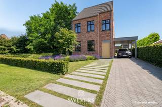 Voor meer info en foto’s, surf naar www.swevers.be – Op zoek naar een bouwgrond waar rust, bereikbaarheid en toekomstmogelijkheden samenkomen? Dit perceel van 4a 33ca in de Sint-Albanusstraat in Riemst biedt een uitstekende basis voor uw toekomstige woonproject. Dankzij de noordwestelijke oriëntatie geniet u volop van de avondzon in de tuin of op het terras. Met een perceelbreedte van 10,4 meter en een diepte van 36,5 meter zijn er tal van mogelijkheden om een comfortabele woning met aangename buitenruimte te realiseren, steeds onder voorbehoud van de nodige vergunningen. De rustige ligging vormt een grote troef, terwijl alle dagelijkse voorzieningen zich vlakbij bevinden. Winkels en een bushalte liggen op slechts 50 meter, scholen en restaurants zijn vlot te voet bereikbaar en ontspanningsmogelijkheden bevinden zich op ongeveer 600 meter. Ook de bereikbaarheid is uitstekend, met het treinstation op 8,6 kilometer en de op- en afrit van de snelweg op 7,9 kilometer. Een ideale locatie voor wie rustig wil wonen zonder in te boeten aan comfort en bereikbaarheid. Voor meer informatie, bel 012 699 900.