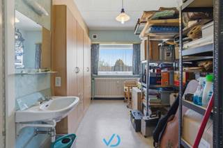 Ontdek dit prachtige duplex appartement in de Doornstraat, ideaal gelegen in het bruisende centrum van Poperinge. Hier woon je op wandelafstand...