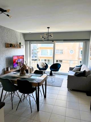 Startprijs bedraagt € 195.000,00. Elk prijsvoorstel vanaf deze prijs zal worden voorgelegd aan de eigenaars die zich het recht voorbehouden dat al dan niet te aanvaarden.<br /><br />Op wandelafstand van de zeedijk van Middelkerke, prachtige studio, omvattende o.a.:<br />•Ruime inkomhal<br />•Wandkasten<br />•Lichtrijke leefruimte<br />•Open keuken<br />•Badkamer met douche, toilet en lavabomeubel<br />•Grote slaaphoek<br /><br />Divers: ABSOLUTE PRACHTKOOP. Instapklare studio tot in de puntjes verzorgd gelegen op enkele stappen van de zeedijk.<br />Grondoppervlakte 46m². P-score en G-score: A. Bevindt zich niet in een risicozone voor overstromingen.<br /><br />EPC 174kWh/m² - Label B - UC1900785-1 - geen renovatieplicht.<br /> 