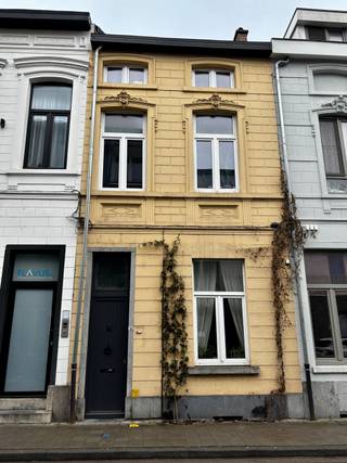 <h3><strong>Locatie</strong></h3>
<p>Gelegen in een gezellige straat in het bruisende Leuven. Op wandel- of fietsafstand van het historisch centrum, hippe koffiebars en alle nodige winkels. 45min. gratis parkeren recht tegenover je deur. </p>
<h3><strong>Staat van de woning</strong></h3>
<p>Gerenoveerde energiezuinige woning met EPB- label B voorzien van zonnepanelen.</p>
<h3><strong>Indeling</strong></h3>
<ul><li>
<p><strong>Gelijkvloers:</strong> inkomhal met gastentoilet. De open leefruimte met een moderne open keuken die aansluit op het gezellige, groene stadstuintje.</p>
</li><li>
<p><strong>Eerste verdieping:</strong> Een ruime, lichtrijke slaapkamer en een grote badkamer voorzien van een douche en aansluiting voor je wasmachine.</p>
</li><li>
<p><strong>Tweede verdieping:</strong> Twee slaapkamers met mezzanine. Extra luxe: beide kamers beschikken over een eigen lavabo!</p>
</li><li>
<p><strong>Kelder:</strong> Extra opbergruimte nodig? De handige kelder biedt plek genoeg voor je voorraad of hobby-materiaal.</p>
</li></ul>
<h3><strong>Info</strong></h3>
<ul><li>
<p><strong>Troeven</strong>: Zonnepanelen, EPC B, 3 slaapkamers, stadstuin.</p>
</li><li><strong>Ideaal voor</strong>: Een koppel dat extra ruimte zoekt, een startend jong gezin of co-housing!</li><li><strong>Beschikbaarheid</strong>: Vanaf 1 april.</li></ul>
<br /><br />