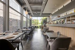 Op een perceel van 990 m² staat dit veelzijdige gebouw met moderne, industriële look te koop. Momenteel wordt dit pand uitgebaat als een...