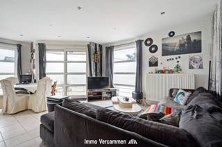 <p><span>Lichtrijk appartement te Onze-Lieve-vrouw-Waver.</span></p><p><span> </span></p><p><span>Dit knappe appartement is gelegen op de eerste verdieping van een kleinschalige residentie, vlot toegankelijk via trap of lift. Het appartement is functioneel ingedeeld en werd afgewerkt met kwalitatieve materialen. Vele ramen en grote raampartijen zorgen voor veel lichtinval. De ruime woonkamer met naastliggend geïnstalleerde keuken biedt een gezellige thuis. Vanuit de woonkamer heeft u toegang tot een gezellig terras. De nachthal geeft toegang tot twee slaapkamers, een badkamer, een apart toilet en een berging. Voldoende stockageruimte is gegarandeerd dankzij een berging in het appartement, een gemeenschappelijke kelder en een garagebox. Parkeren kan zowel in de privatieve garagebox, als ook op de gemeenschappelijke parking naast het gebouw. De garagebox is verplicht bij aan te kopen - vraagprijs € 25.000.</span></p><p><span> </span></p><p><span>Dankzij de gunstige ligging nabij het landelijke dorpscentrum zijn winkels, scholen en openbaar vervoer vlot te bereiken.</span></p><p><span> </span></p><p><span>Bent u op zoek naar een mooi appartement of een ideale investering? Mis deze kans niet en contacteer ons via 015/755 444 of <span>info@immovercammen.be</span></span><span> </span></p>