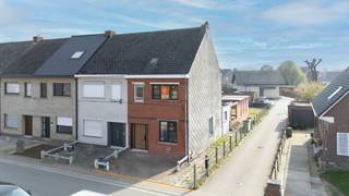 Deze half open bebouwing is gelegen op een zeer rustige en groene omgeving met een heel goede bereikbaarheid. Merelbeke-Melle biedt de...