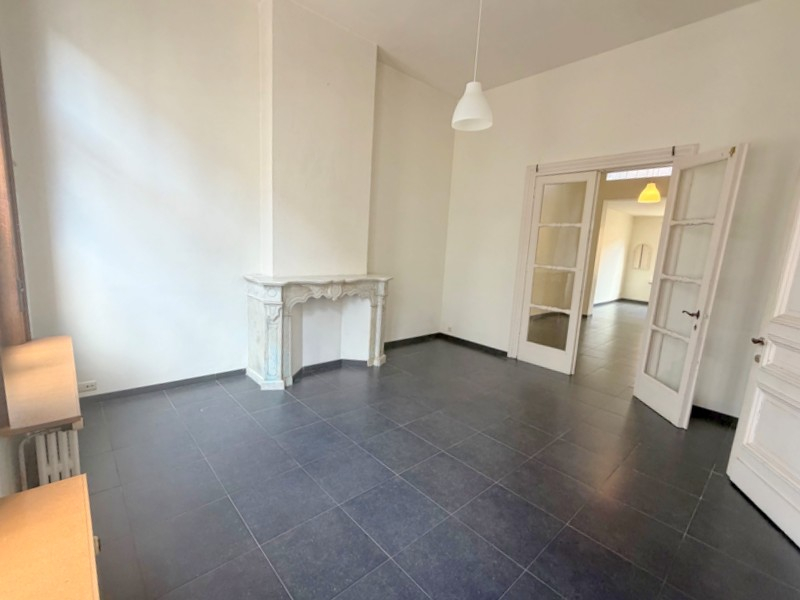 BIJZONDER CHARMANT GELIJKVLOERS APPARTEMENT MET ZEER RUIME LIVING MET ZICHT OP TOFFE STADSTUIN - photo 4