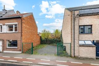 <p><span>Deze bouwgrond voor gesloten bebouwing is strategisch gelegen te Aalst op een perceel van 4a01ca.</span></p><p><span> </span></p><p><span>Op wandelafstand van scholen, winkels en openbaar vervoer. De bouwgrond heeft een straatbreedte van 8 meter. </span></p><p><span>Mogelijkheid voor aankoop van naastgelegen woning. </span></p><p><span> </span></p><p><span>Voor meer informatie en/of een bezoek, contacteert u Didier op het nummer 0476/ 73. 17. 99.</span></p><p><span> </span></p>