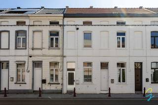 <p>Centraal gelegen rijwoning met2SLP, perfect voor starters of als investering</p>
<p>Op het gelijkvloers bevindt zich een leefruimte die in directe verbinding staat met de keuken, wat zorgt voor een praktische en open indeling. Daarnaast is er een douchecabine aanwezig, wat het comfort op dit niveau verhoogt.</p>
<p>De eerste verdieping telt twee ruime slaapkamers. De zolder, bereikbaar via een vaste trap, biedt de mogelijkheid om extra kamers te creëren, ideaal voor wie nood heeft aan bijkomende ruimte.</p>
<p>Extra troeven van deze woning zijn het vernieuwde dak, de conforme elektriciteit en een EPC-score van label D, wat bijdraagt aan het wooncomfort en de investeringswaarde.</p>
<p>Kortom, een veelzijdige woning met potentieel op een gunstige locatie!</p>
<p>Interesse? Plan een afspraak met Katrien: 0473.42.76.99. – katrien@cornelis-partners.be</p>
<p><strong>Vraagprijs: € 139.000</strong></p>