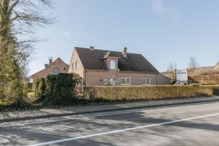 Wonen in een rustige buurt nabij het centrum. Deze goed onderhouden woning is gelegen vlakbij het centrum, op wandelafstand van scholen, winkels...