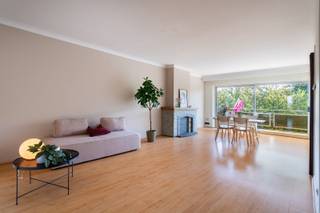 Dit lichtrijke appartement op de 2de verdieping is gelegen aan de Ter Heydenlaan in Deurne, een vlot bereikbare buurt met winkels, scholen en openbaar vervoer op wandelafstand. De ruime living met grote raampartijen geniet van veel natuurlijk licht en geeft toegang tot een terras met groen en open zicht op De Bosuil. De keuken is praktisch ingericht en biedt eveneens toegang tot het terras. Verder beschikt het appartement over 2 slaapkamers en een badkamer met douche in bad, dubbele lavabo en toilet.<br /><br />Met een EPC-label C en de mogelijkheid tot verbetering naar label B door het vervangen van de beglazing, biedt dit appartement ook energetisch potentieel. De elektrische installatie dient nog conform gemaakt te worden. Een ideale opportuniteit met veel licht, ruimte en twee terrassen.