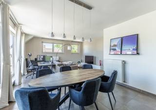 <p>Dit<span> </span><strong>modern en instapklaar appartement</strong><span> </span>bevindt zich op de<span> </span><strong>tweede en tevens bovenste verdieping</strong><span> </span>van de rustige residentie “Vlietberg” en geniet van een<span> </span><strong>uitstekende ligging</strong><span> </span>in de onmiddellijke nabijheid van winkels, scholen en openbaar vervoer.<br />Het appartement heeft een bewoonbare oppervlakte van<span> </span><strong>ca. 85 m²</strong><span> </span>en is in perfecte staat. Het omvat een<span> </span><strong>ruime leefruimte met veel lichtinval</strong><span> </span>en toegang tot het aangename terras. Aansluitend bevindt zich de<span> </span><strong>volledig ingerichte open keuken</strong>. De badkamer is uitgerust met een ligbad, toilet en lavabomeubel. Verder beschikt het appartement over een<span> </span><strong>ruime slaapkamer met handige ingemaakte kasten</strong>. In de berging zijn aansluitingen voorzien voor een wasmachine en droogkast.<br />De<span> </span><strong>ruime parkeerplaats</strong><span> </span>en het aandeel in de fietsenstalling zijn inbegrepen in de verkoopprijs.<br /><strong>Extra troeven:</strong><span> </span>lift aanwezig, conforme elektrische keuring, centrale ligging en ideaal als investering!</p>
<p>Contacteer ons voor meer info of een bezoek: Tel. 0498/91 12 34 of<span> </span>info@immo-desk.be<span> </span>.</p>