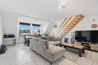 Heel mooi en luchtig appartement tegenover de markt van Oudenburg. Instapklaar met 2 slaapkamers, overloop/bureau mogelijkheid om te gebruiken als 3de kamer, badkamer met ligbad en dubbele lavabo. Een aparte ingerichte keuken. Geen algemene kosten. Huurprijs: 770,00 euro/maand. Vrij vanaf: 01/11/2026. EPC: 169 kWh/m² jaar (ref: OU29178).