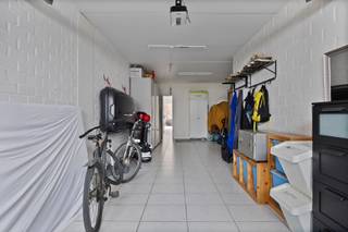 <p>Deze instapklare bel-etagewoning bevindt zich op een uitstekende locatie, vlakbij het centrum en de winkels, en met vlotte verbinding naar de A12 en de N16. Een ideale kans voor wie op zoek is naar comfort en bereikbaarheid.</p><p>Troeven van deze woning:</p><ul><li>Instapklare woning.</li><li>Gelijkvloers met garage, slaapkamer en berging (extra doucheruimte hier eventueel te installeren) en terras.</li><li>Eerste verdieping met lichtrijke woonkamer met aangrenzende keuken, toilet en terras.</li><li><p>Tweede verdieping met twee slaapkamers en badkamer.</p><p><br /> </p></li></ul><p>Interesse? Aarzel niet om een bezoek in te plannen!</p>