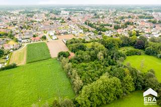<p><strong>Prachtig perceel hartje Geel op 6.506,96 m²</strong></p>

<p> </p>

<p>Dit prachtig perceel bevindt zich in <strong>hartje Geel</strong>, toch genietend van alle rust en comfort. Het geheel is gelegen in parkgebied waardoor je zekerheid hebt van een <strong>knappe groene omgeving</strong>.</p>

<p> </p>

<p>Er bevindt zich een woning die de mogelijkheid heeft tot <strong>sloop en heropbouw. </strong>Er wordt een actieve vergunning afgeleverd voor het bouwen van <strong>een nieuwe woning</strong>.</p>

<p> </p>

<p>Dit is een meer dan unieke kans om een <strong>uitzonderlijk groot perceel</strong> te verwerven midden in het groen.</p>

<p> </p>

<ul><li><strong>Enkele troeven:Ruim perceel (6.506,96 m²)</strong></li><li><strong>Groene omgeving</strong></li><li><strong>Mogelijkheid tot het bouwen van een nieuwe woning</strong></li></ul>