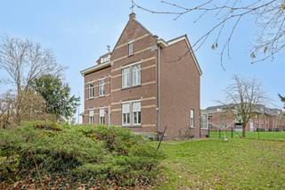 In samenwerking met RELIPLAN NEDERLAND<br /><br />In het hart van het charmante Ellikom, verscholen achter de kerk en omgeven door groen, vindt u deze statige voormalige pastorie uit 1905. Een karaktervolle woning vol erfgoed, recent (2022) gerenoveerd met respect voor authentieke elementen zoals hardstenen schouwen, plankenvloeren, hoge plafonds en sierlijke geveldetails.<br /><br />De woning telt vier slaapkamers, een ruime woonkamer met zicht op de tuin, een moderne open keuken met hoogwaardige toestellen, een sfeervolle wijnkelder, inpandige garage én zolderruimte met potentieel. De woning biedt 3 volwaardige verdiepingen en is praktisch ingedeeld voor zowel gezinnen als wie op zoek is naar rust en ruimte.<br /><br />De tuin is een ware oase van rust, grenzend aan een natuurgebied en voorzien van een natuurlijke vijver en een Mariagrot – uniek en idyllisch.<br /><br />Deze eigendom is vrijgesteld van de energetisch renovatieplicht : https://www.onroerenderfgoed.be/nieuws/beschermd-en-geinventariseerd-bouwkundig-erfgoed-vrijgesteld-van-de-renovatieverplichting<br /><br />Pluspunten:<br /><br />✔ Historisch erfgoed met modern wooncomfort<br />✔ Gelegen in het groen, grenzend aan natuurgebied<br />✔ Grote tuin met vijver en privacy<br />✔ Garage, wijnkelder, 4 slaapkamers<br />✔ Nabij winkels, scholen en fietsnetwerk<br /><br />Bent u op zoek naar een uitzonderlijke eigendom vol karakter en natuurbeleving?