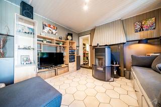Schattig huis met 2 slaapkamers + kantoor van 107m2 met een prachtige woonruimte met de pelletkachel die de warme sfeer van de plek versterkt. Gelegen in een voetgangersstraat dicht bij het centrum van Ophain, dicht bij scholen en kleine winkels, is de ring in minder dan 5 minuten met de auto bereikbaar. Een mooi terras maakt dit charmante huis compleet door een echte privé-cocoon aan te bieden zonder vis-à-vis. Het vereist wat werk om het een tweede wind te geven (bepaalde frames, dakbedekking). Zeldzame kans in de regio, wacht niet langer om het te bezoeken, het zal niet lang op de markt blijven! Doe een aanbieding vanaf €230.000, onder voorbehoud van aanvaarding door de eigenaren