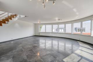 <p>Op zoek naar een écht ruim en lichtrijk appartement waar je meteen dat “thuisgevoel” ervaart? Dit prachtig afgewerkt duplexappartement met lift biedt maar liefst 5 slaapkamers, 2 badkamers, een zonnig terras én een ondergrondse autostaanplaats – allemaal op een toplocatie in Zandhoven.</p>
<p>Wat maakt dit appartement bijzonder?</p>
<ul>
<li>Grote leefruimte (62 m²!) – ideaal voor gezellige diners, een ruime zithoek en plek voor een extra lounge of speelhoek.</li>
<li>Leefkeuken</li>
<li>5 volwaardige slaapkamers + bureau/TV-hoek – genoeg ruimte voor een groot gezin, logés of een thuiskantoor.</li>
<li>2 badkamers – praktisch voor het hele gezin.</li>
<li>Zonnig terras (ca. 18 m²) – geniet van je koffie in de zon of van een aperitief in de avondzon.</li>
<li>Extra bergruimte – zowel op zolder als in de kelder.</li>
<li>Ondergrondse autostaanplaats & fietsenberging inbegrepen.</li>
</ul>
<p><strong><u>Indeling:</u></strong></p>
<p><strong><u>2de verdieping</u></strong></p>
<p>Ruime inkomhal met gastentoilet</p>
<p>Leefruimte (ca. 62 m²) met veel lichtinval</p>
<p>Leefkeuken (ca. 17 m²) volledig uitgerust</p>
<p>2 slaapkamers (19 m² & 15,5 m²)</p>
<p>Badkamer met dubbele lavabo, bad/douche en toilet</p>
<p>Wasplaats</p>
<p><strong><u>3de verdieping</u></strong></p>
<p>Ruime tv-hoek/bureau (47 m²)</p>
<p>3 slaapkamers (11 m², 14 m² & 14 m²)</p>
<p>Tweede badkamer met bad/douche, toilet en dubbele lavabo</p>
<p>2 bergingen</p>
<p>Toegang tot de zolder</p>
<p></p>
<p><strong><u>Praktisch</u></strong></p>
<p>EPC: 155 kWh/m² (Label B) → energiezuinig</p>
<p>Gemeenschappelijke kosten: 140 EUR/Maand</p>
<p>Centrale ligging, alles vlot bereikbaar</p>