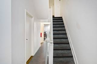 <p><strong>Momenteel verhuurd</strong> aan € 3.550/maand wat zorgt voor € 42.600 op jaarbasis. Dit resulteert in een <strong>rendement van maar liefst 9,40%.</strong></p>
<p>Het gebouw is geacht vergund en met de juiste persoon die van aanpakken weet, ligt de officiële vergunning binnen handbereik!</p>
<p>Bent u op zoek naar een slimme en rendabele investering in het bruisende hart van Antwerpen? Dan is deze opbrengsteigendom een buitenkans die u niet wil missen! Gelegen op een toplocatie slechts op een steenworp afstand van het Centraal Station, de befaamde Meir en verschillende hotspots, biedt dit pand alles wat jouw huurders te wensen hebben: comfort, functionaliteit en een levendige omgeving. Bij binnenkomst vindt u op het gelijkvloers een uiterst handige fietsenstalling en een gemeenschappelijke eetkamer. Aangrenzend bevindt zich een volledig uitgeruste keuken welke werd voorzien van een elektrische kookplaat, dampkap, spoelbak, oven en andere essentiële voorzieningen voor dagelijks gebruik. Als extra troef heb je hier een stadskoer van maar liefst 10 m². Verder is het eigendom ingedeeld in 3 appartementen (40 m²) &amp; 3 studio’s (16 m²). Elks slim ingericht met eigen sanitair voor optimaal wooncomfort. De appartementen beschikken alsook over een aparte slaapkamer, leefruimte en geïnstalleerde keuken.</p>
<p><strong>Technische gegevens:</strong> Elektriciteit is conform! Kelder aanwezig, centrale verwarming op stookolie, grotendeels dubbele beglazing in hout of pvc.</p>
<p><strong>Bodemattest, Stedenbouwkundige inlichtingen en asbestattesten aanwezig! Bevindt zich niet in een risicozone voor overstromingen (P- en G-score B). Renovatieverplichting niet van toepassing.</strong></p>