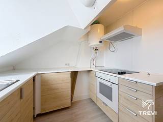 <p><strong>UKKEL – Ideaal gelegen in de beroemde Vanderkinderestraat, in de directe nabijheid van het Brugmannplein, de Basculewijk, openbaar vervoer en talrijke winkels, 1-slaapkamerappartement van ±42m² bewoonbare oppervlakte gelegen op de 4e verdieping. Het appartement bestaat uit een lichte woonkamer van ±17m², een uitgeruste keuken (oven, kookplaat, dampkap, koelkast/vriezer), een mooie slaapkamer van ±12,5m² en een douchekamer (douche, wastafel, toilet). Provisie voor lasten van € 50/maand (koud water, gemeenschappelijke delen). EPC G. Onmiddellijk beschikbaar. Afmetingen worden ter indicatie gegeven.</strong></p>
<p> </p>
<p><u>Op de 4<sup>e</sup> verdieping:</u></p>
<ul>
<li>Woonkamer van ±17m² (4,14 x 4,13)</li>
<li>Uitgeruste keuken (oven, kookplaat, dampkap, koelkast/vriezer)</li>
<li>Slaapkamer van ±12,5m² (2,98 x 4,13)</li>
<li>Douchekamer (douche, wastafel, toilet)</li>
</ul>