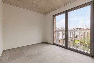 <p><span>Bent u op zoek naar een ruim appartement in Antwerpen? Lees dan zeker verder! </span></p><p><span> </span></p><p><span>Het appartement heeft een bewoonbare oppervlakte van 147m² en telt drie slaapkamers en twee badkamers. Hierdoor is er voldoende comfort en ruimte. </span></p><p><span> </span></p><p><span>De leefruimte bestaat uit een zitgedeelte en eetgedeelte met hiernaast een terras van 8m². Ook heeft het een open keuken met eiland die u aangenaam zal verrassen. </span></p><p><span> </span></p><p><span>Hiernaast is er de mogelijkheid om een parkeerplaats te huren aan €90/m of extra berging €30/m. </span></p><p><span> </span></p><p><span>Troeven:</span></p><ul><li><span>Nieuwbouw</span></li><li><span>Vloerverwarming</span></li><li><span>Zonnepanelen</span></li><li><span>6 maanden gratis internet</span></li><li><span>Fietsen berging boven -en ondergronds</span></li></ul><p><span> </span></p><p><span>Ons project ligt in het hart van Antwerpen, waardoor u toegang heeft tot alle voorzieningen, winkels, restaurants, scholen, openbaar vervoer,....</span></p><p><span> </span></p><p><span>Voor meer informatie neem contact met ons op 03/283 06 06 of <span>info@reant.be</span></span><span>.</span></p>