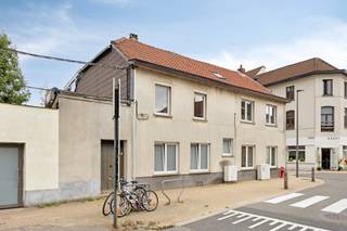 Zeer goed gelegen hoekwoning met achterkoer in het centrum van Kortenberg (tussen Brussel en Leuven), op wandelafstand van alle faciliteiten...