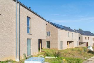 VALIMMAS verkoopt deze mooi gelegen nieuwbouw driegevelwoning met carport en grote tuin... Het gelijkvloers bestaat uit een inkomhal, een toilet,...