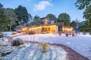 Deze charmante woning is ideaal voor mensen die op zoek zijn naar rust en ruimte en graag volledig gelijkvloers zouden willen wonen. De woning...