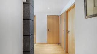 Ruim appartement op de vijfde verdieping van residentie Claridge, ideaal gelegen in het centrum van Knokke-Zoute. Het appartement biedt een zijdelings zeezicht en een verreikend zicht over de Sparrendreef. Een perfecte combinatie van ligging en comfort.<br /><br />De ruime woonkamer met eetgedeelte en grote raampartijen zorgt voor een aangename leefruimte met veel lichtinval. De keuken is volledig uitgerust met moderne toestellen en vormt het hart van het appartement.<br /><br />Het appartement bevat drie volwaardige slaapkamers en drie ruime badkamers, ideaal voor wie opzoek is naar ruimte en privacy. <br /><br />Mogelijkheid tot aankoop van een autostaanplaats in de residentie.