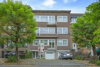 <strong>Ruim 2-slaapkamerappartement met tuin en garage in Anderlecht</strong><br /><br />Op zoek naar ruimte, comfort én een tuin in het hart van de stad? Dan is dit ruime appartement op de eerste verdieping van een kleinschalige residentie in Anderlecht precies wat je zoekt.<br />
<p>De indeling is als volgt: <br />een lichtrijke en open leefruimte, een eetruimte met aansluitend een volledig uitgeruste keuken. Via de living heb je rechtstreeks toegang tot het terras en de onderhoudsvriendelijke tuin met een praktische tuinberging. Hier geniet je in alle rust van een groene buitenruimte. Het appartement telt twee ruime slaapkamers (13m² en 13m² ), een aparte bureauruimte en een badkamer met douche, dubbele wastafel en een toilet. <br /><br />Ook beschikt het appartement over een garage, een autostaanplaats en twee privatieve kelderruimtes.</p>
<p>Ideaal gelegen met vlotte verbindingen naar winkels, openbaar vervoer, scholen en belangrijke invalswegen.</p>
EPC 312 kWh/(m²jaar) - klasse F <br />Elektriciteit conform