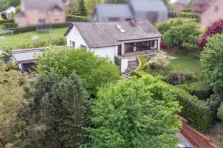 <p><span>Century21ImmoNero vous présente:TOP LOCATION, située dans une rue calme, à quelques pas de la forêt et de la gare, vous profiterez d'une magnifique vue sur les environs verdoyants dans une oasis de tranquillité. Cette maison du 60's, sur un terrain surélevé de 11A06ca se compose comme suit: Entrée spacieuse avec toilettes, séjour ensoleillé de 35m², cuisine de 20m², 2 chambres spacieuses de 20m² et 17m², salle de bains, bel atelier ou bureau de 54m² avec salle d'eau et toilettes privées et entrée séparée. Le grenier offre 1 pièce finie de 20m² et 2 autres'de +/20m² chacune qui peuvent être converties en 2 chambres. La maison dispose d'un sous-sol avec garage pour 1 ou 2 voitures, cave à vin et cave à chauffage central.  ÉLECTRICITÉ = CONFORME !</span></p>