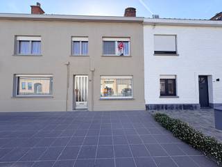 <p>Ontdek deze nette en goed onderhouden woning in Roeselare. Rustig gelegen en toch op korte afstand van het centrum en alle nodige voorzieningen. </p>
<p>De woning beschikt over een ruime zuidwest gerichte tuin, ideaal om volop te genieten van de zon en gezellige momenten buiten.<br />Een aangename woning met een mooie combinatie van rust, ligging en buitenruimte.<br />Zeker een bezoek waard!<br />Indeling:<br />gelijkvloers: inkom, woonkamer, keuken, wasplaats/berging, wc en douchekamer<br />verdiep: 2 slaapkamers<br />Troeven:</p>
<ul><li>centrale/rustige ligging</li><li>zuidwest gerichte stadstuin</li><li>netjes onderhouden woning</li><li>zolder mogelijk</li></ul>
Ook mogelijk om nr 17. bij aan te kopen.<br />Renovatieplicht van toepassing