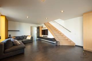 <p><span>100% INSTAPKLARE GEZINSWONING MET EPC A EN ZUIDTUIN!</span></p><p><span>Deze halfopen woning is gelegen in een verkeersluwe straat op een perceel van 510 m². Tien jaar geleden werd de woning volledig gestript en grondig gerenoveerd, kwasie nieuwbouw, technische en energetische vernieuwingen volgens de hedendaagse normen en klaar voor de toekomst.</span></p><p><span>Energiezuinig, lichtinval, comfort en opbergruimte zijn hier de sleutelwoorden. </span></p><p><span>Via de inkomhal met gastentoilet, ingemaakte vestiairekasten en toegang tot de kelder betreedt u de leefruimte. Daarnaast bevindt zich een praktische berging/wasplaats met maatwerk, een inloopdouche en aansluitingen voor wasmachine en droogkast.</span></p><p><span>De open leefruimte (50 m²) vormt één harmonieus geheel met zithoek, eetplaats en een strakke leefkeuken. Deze is volledig ingericht met kwalitatieve Miele-toestellen, een kookeiland met ontbijthoek, een overvloed aan kastruimte en airconditioning, De woning geniet van een aangename lichtinval, een groot schuifraam, voorzien van een vliegenraam, directe toegang tot het zonnige terras met een verplaatsbare Arezzo-overkapping en terrasverwarming.</span></p><p><span>Op de eerste verdieping bevinden zich drie slaapkamers (19 m², 10 m² en 8 m²), een afzonderlijk nachttoilet en een ruime badkamer (13 m²). De masterbedroom beschikt over een dressing, terwijl beide kinderkamers zijn uitgerust met ingemaakte kasten. De badkamer is ingericht met een ligbad, een inloopdouche, een dubbel lavabomeubel met spiegelkast, een extra opbergkast en een sierradiator.</span></p><p><span>Via een luik met een stevige vlizotrap bereikt u de ruime, afgewerkte opbergzolder. Daarnaast beschikt de woning over een kelder. </span></p><p><span>Op het gelijkvloers werd gekozen voor onderhoudsvriendelijke tegelvloeren en de verdieping is afgewerkt met een warme parketvloer.</span></p><p><span>Buiten een volledig omheinde, zuidgerichte en kindvriendelijke tuin met een ruim terras waar u kan genieten van het buitenleven. </span></p><p><span>Achteraan bevindt zich een afzonderlijke garage van 40 m² met een hoge sectionaalpoort, extra bergruimte en een apart toilet. De garage is bereikbaar via de oprit met automatische toegangspoort.</span></p><p><span>De woning werd afgewerkt met duurzame en kwalitatieve materialen en beschikt over tal van extra's, waaronder ingemaakte kasten, zonnepanelen, vloerverwarming, EPC-label A, ventilatiesysteem D, een waterontharder, regenwater-recuperatie aangesloten op de toiletten en buitenkraan, vliegenramen,...</span></p><p><span>Kortom, een verzorgde en energiezuinige woning die volledig instapklaar is en met aandacht voor comfort, kwaliteit en duurzaamheid. </span></p><p><span>Contacteer ons voor meer informatie of plan uw bezoek!</span></p><p><span> </span></p>