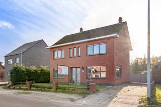Deze zeer ruime woning ( circa 246m²) is rustig gelegen, doch strategisch gelegen nabij alle invalswegen naar de omliggende gemeenten. De...
