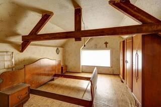 Deze halfopen bebouwing met royale volumes biedt bijzonder veel potentieel voor wie een woning volledig naar eigen smaak wil renoveren. De woning...