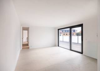 <strong>Residentie Cléo, Koksijde-Bad – Prachtig, volledig gerenoveerd appartement met royale (43m²) terrassen in hartje Koksijde. </strong><br /><br />Op zoek naar een volledig gerenoveerd appartement op wandelafstand van alles wat Koksijde-Bad te bieden heeft? Dit prachtige appartement op de 1ste verdieping (met lift) combineert modern comfort met een uitstekende energieprestatie (E-peil 30).<br /><br />Bij het betreden van het appartement komt u terecht in de inkomhal die leidt naar een aangename, lichtrijke woonruimte. Aansluitend bevindt zich de open keuken, volledig uitgerust met kwalitatieve toestellen en met toegang tot het Westgericht balkon. Vanuit de leefruimte bereikt u het PRACHTIG Zuidgericht terras van 37 m², waar u in alle rust kunt genieten. Verder omvat het appartement twee volwaardige slaapkamers, een badkamer ingericht met een ligbad, inloopdouche en lavabo in meubel. Daarnaast is er een afzonderlijk toilet met lavabo en een praktische berging met aansluitingen voor wasmachine en droogkast. Op het gelijkvloers beschikt u bovendien over een ruime privatieve berging, die inbegrepen is in de verkoopprijs.<br /><br />De volledige residentie en dit pand ondergingen een grondige, kwalitatieve renovatie: nieuwe condensatieketel op aardgas, videofoon, nieuwe beglazing en schrijnwerk, gevel-, vloer- en dakisolatie, vernieuwde elektriciteit en leidingen, zonnepanelen en een nieuwe lift. <br /><br />Wilt u deze bezichtigen? Neem snel contact op, panden zoals dit blijven niet lang beschikbaar!