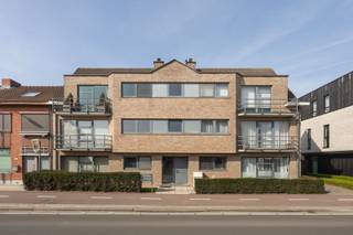 Het appartement is gelegen tussen de centra van Kapellen en Brasschaat, op wandelafstand van alle basiswinkels. Daarnaast bevindt het zich op de tweede verdieping van een kleinschalig gebouw, wat resulteert in lage gemeenschappelijke kosten.<br /><br />In de inkomhal word je meteen verwelkomd door praktische opbergkasten die voldoende ruimte bieden voor al je spullen. De ruime leefruimte is slim ingedeeld in een gezellige zithoek en een aangename eetruimte.<br /><br />De keuken is uitgerust met alle hedendaagse toestellen, zodat je hier in alle comfort kunt koken. Aangrenzend bevindt zich de eerste slaapkamer, die uitkijkt op én toegang biedt tot het royale terras van maar liefst ca. 25 m². Dit ruime terras is de ideale plek om te genieten van zonnige dagen, en dankzij de geautomatiseerde zonnetent kun je zelfs bij warm weer in alle comfort buiten vertoeven.<br /><br />De badkamer is voorzien van alle gemakken, met een bad/douchecombinatie, een lavabomeubel, toilet en aansluitingen voor was- en droogmachine. <br /><br />Via de trap bereikt u de bovenverdieping, deze open ruimte biedt talloze mogelijkheden om naar eigen wens in te richten, van een slaapkamer tot een bureau of hobbyruimte. Daarnaast vindt u hier ook een praktische bergruimte voor al uw extra spullen.<br /><br />Als kers op de taart beschikt het appartement over een garage uitgerust met een automatische poort.<br /><br />Beschikbaar vanaf 1 mei 2026.<br />Met individuele meters voor gas, water en elektriciteit.<br />Gemeenschappelijke kosten € 50,00 per maand.<br /><br />Wenst u graag meer info of een bezoek, neem dan contact op met NEON VASTGOED op 03/336.88.88 of via info@neonvastgoed.be!