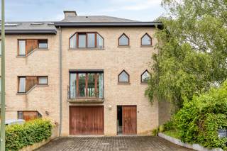 <p><strong>Diest: woning te koop met garage op gunstige ligging</strong></p>
<p>Deze woning is gelegen nabij het centrum van Diest en bevindt zich op fietsafstand van winkels, scholen, supermarkten en andere voorzieningen. Ook het treinstation, openbaar vervoer en de autostrade zijn vlot bereikbaar, wat zorgt voor een uitstekende bereikbaarheid. Een interessante opportuniteit voor wie op zoek is naar een woning met potentieel op een centrale locatie.</p>
<p>De woning dient gerenoveerd te worden, maar beschikt over een degelijke basis en een praktische indeling. Dankzij het EPC-label C is er bovendien geen renovatieverplichting. Ook de stookolietank beschikt over een groene dop, wat wijst op een conforme keuring.</p>
<p><strong>Indeling:</strong></p>
<ul><li><strong>Gelijkvloers:</strong> inkomhal, wasplaats, berging en ruime garage</li><li><strong>Eerste verdieping:</strong> hal, woonkamer met terras en toegang tot de tuin, apart toilet en keuken</li><li><strong>Tweede verdieping:</strong> nachthal, apart toilet, twee ruime slaapkamers en badkamer</li><li><strong>Buiten:</strong> tuin en twee privatieve staanplaatsen voor de woning</li></ul>
<p><strong>Troeven:</strong></p>
<ul><li>Goede ligging nabij centrum Diest</li><li>EPC-label C – geen renovatieverplichting</li><li>Ruime garage en twee staanplaatsen</li><li>Stookolietank conform gekeurd (groene dop)</li></ul>
<p>Bent u op zoek naar een woning die u naar eigen smaak kan moderniseren op een centrale locatie? Plan vandaag nog uw bezoek en ontdek de mogelijkheden van deze woning in Diest.<br /><br /><strong>JOUW DROOMWONING. ZO GEVONDEN!</strong></p>