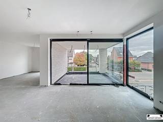 <p><span>Luxueus energiezuinig nieuwbouw appartement 1.4 gelegen in blok A </span></p><p><span> </span></p><p><span>Het appartement op de eerste verdieping heeft een oppervlakte van 110,9 m</span><span><sup>2</sup></span><span>, 2 slaapkamers, 1 badkamer en een terras zodat u steeds in alle rust van de omgeving kan genieten. </span></p><p><span>Ondergronds bevindt er zich een ruime parkeergarage met garageboxen, autostaanplaatsen en afzonderlijke bergingen.</span></p><p><span> </span></p><p><span>Ieder appartement is uitgerust met vloerverwarming  d.m.v. een lucht-water warmtepomp en met een mechanisch ventilatiesysteem type C+evo. </span></p><p><span>De BEN-eisen (bijna energie neutraal) worden gerealiseerd door bijzondere aandacht te geven aan luchtdichtheid, goede isolatie, zuinige verwarmingsinstallaties en zonnepanelen. Iedere unit wordt afgewerkt met hoogwaardige materialen. </span></p><p><span> </span></p><p><span>De indeling van het appartement/woning is als volgt:  een ruime leefruimte met aansluitend een open keuken (samen met een oppervlakte van ca. 45,5 m</span><span><sup>2</sup></span><span>), wasruimte/ berging, nachthal met toegang tot de 2 slaapkamers,</span></p><p><span>1 badkamer met douche en ligbad en een apart toilet.</span></p><p><span> </span></p><p><span>Verder bepaalt u zelf de 'look and feel' van uw eigen appartement door uw keuze te maken bij de aangegeven leveranciers.</span></p><p><span> </span></p><p><span>Prijs van het appartement</span></p><p><span>Grondwaarde:€ 104 000,00 (exclusief 12% RR)€ 116 480,00 (inclusief 12% RR)</span></p><p><span>Constructie waarde:€ 286 000,00 (exclusief 21% BTW)€ 346 060,00 (inclusief 21% BTW)</span></p><p><span>TOTAAL:</span><span>€ 390 000,00 (exclusief kosten)€ 462 540,00 (inclusief kosten)</span></p><p><span> </span></p><p><span>Voor een visualisatie van het volledige project werd een maquette gemaakt dat tentoongesteld wordt op het kantoor van Janssen en Janssen – Theo Verellenlaan 55, Gooreind Wuustwezel</span></p><p><span>Daarnaast zijn het lastenboek en plannen zijn op kantoor te verkrijgen na afspraak: tel 03/663 44 44</span></p><p><span> </span></p><p><span>Garagebox of autostaanplaats en berging zijn verplicht bij aan te kopen!</span></p><p><span> </span></p><p><span>Meer info op www.janssenenjanssen.be</span></p><p><span> </span></p><p><span> </span></p>